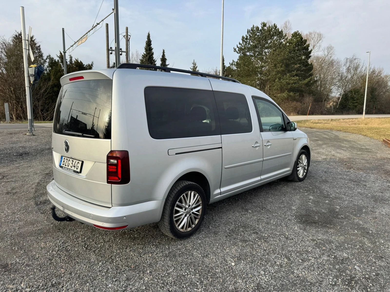 VW Caddy 2.0TDI Maxi Life Auto 7 места, снимка 2 - Автомобили и джипове - 53945106