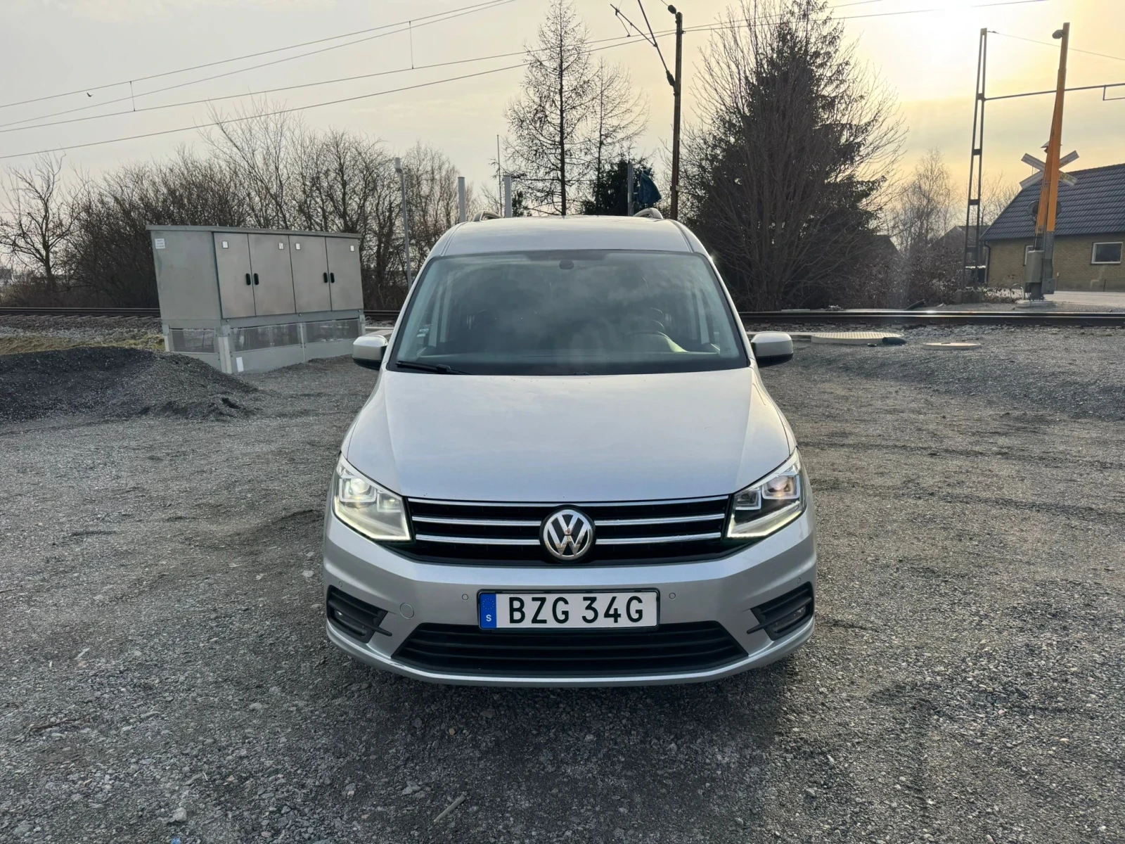 VW Caddy 2.0TDI Maxi Life Auto 7 места, снимка 3 - Автомобили и джипове - 53945106