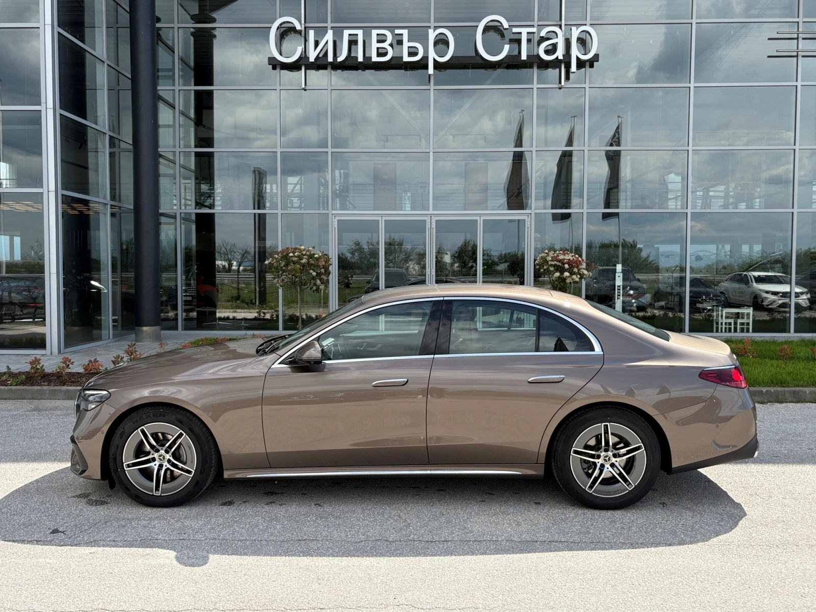 Mercedes-Benz E 220 d 4MATIC, снимка 3 - Автомобили и джипове - 54414478