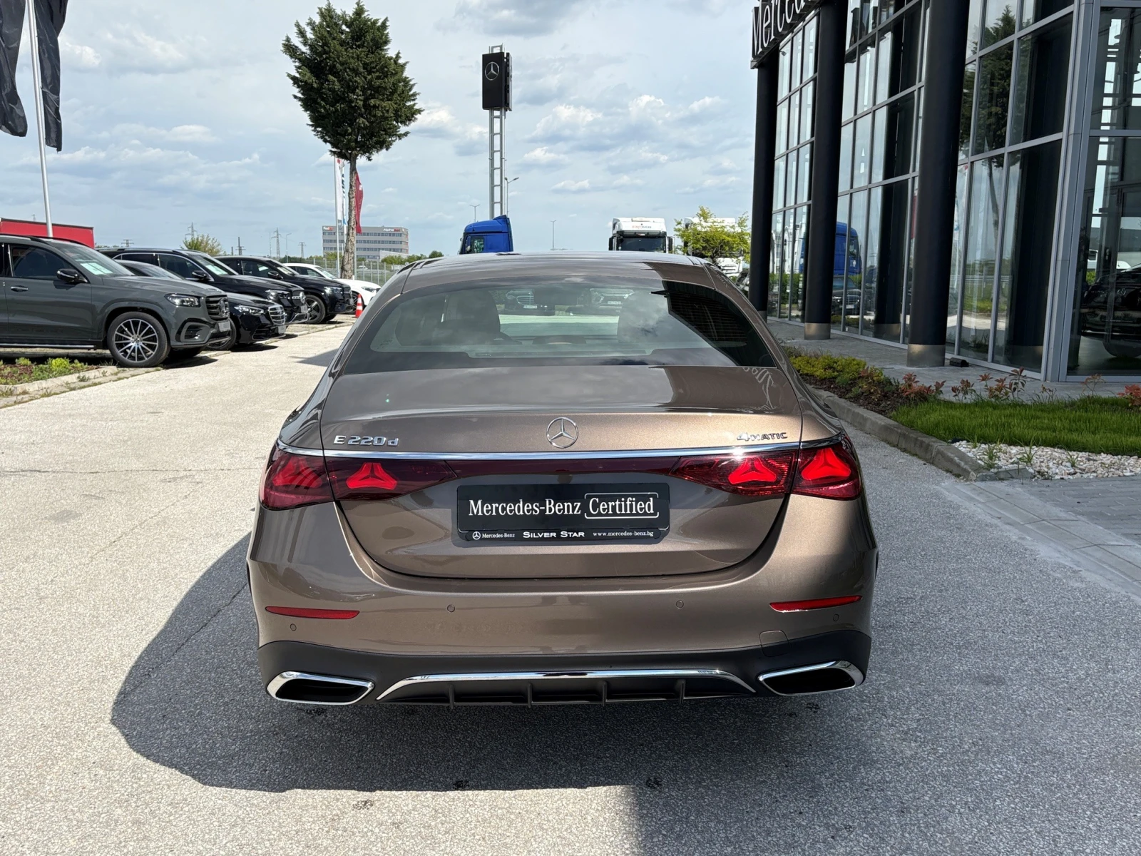 Mercedes-Benz E 220 d 4MATIC, снимка 5 - Автомобили и джипове - 54414478