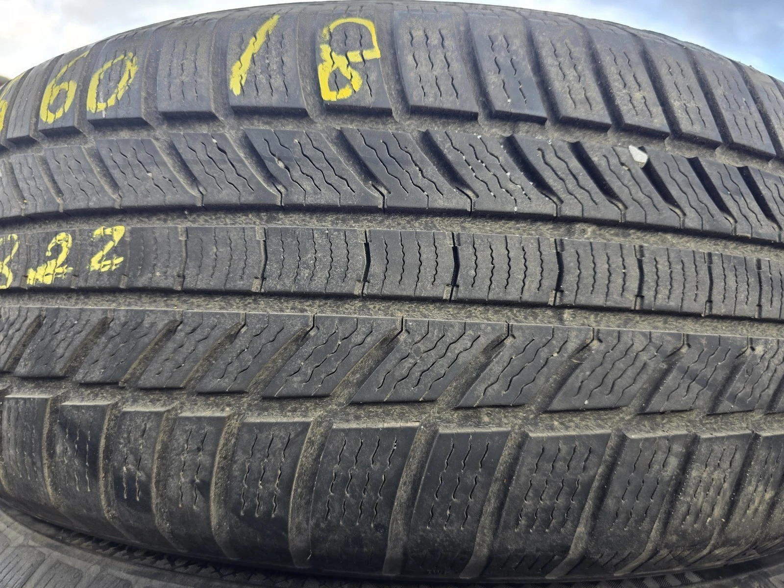 Гуми Зимни 235/60R18, снимка 2 - Гуми и джанти - 56725553