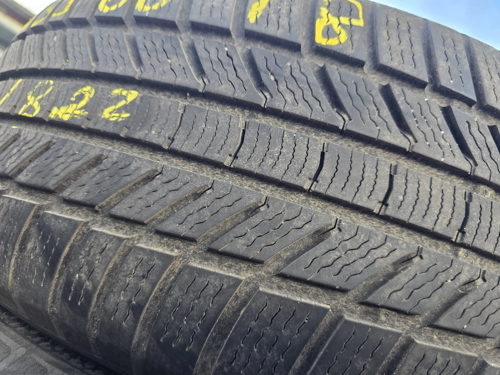 Гуми Зимни 235/60R18, снимка 4 - Гуми и джанти - 56725553