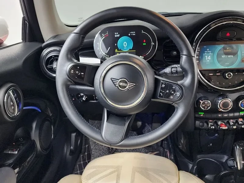 Mini Cooper 1.5L TwinTurbo / Navi / Camera / Carfax, снимка 10 - Автомобили и джипове - 54653221