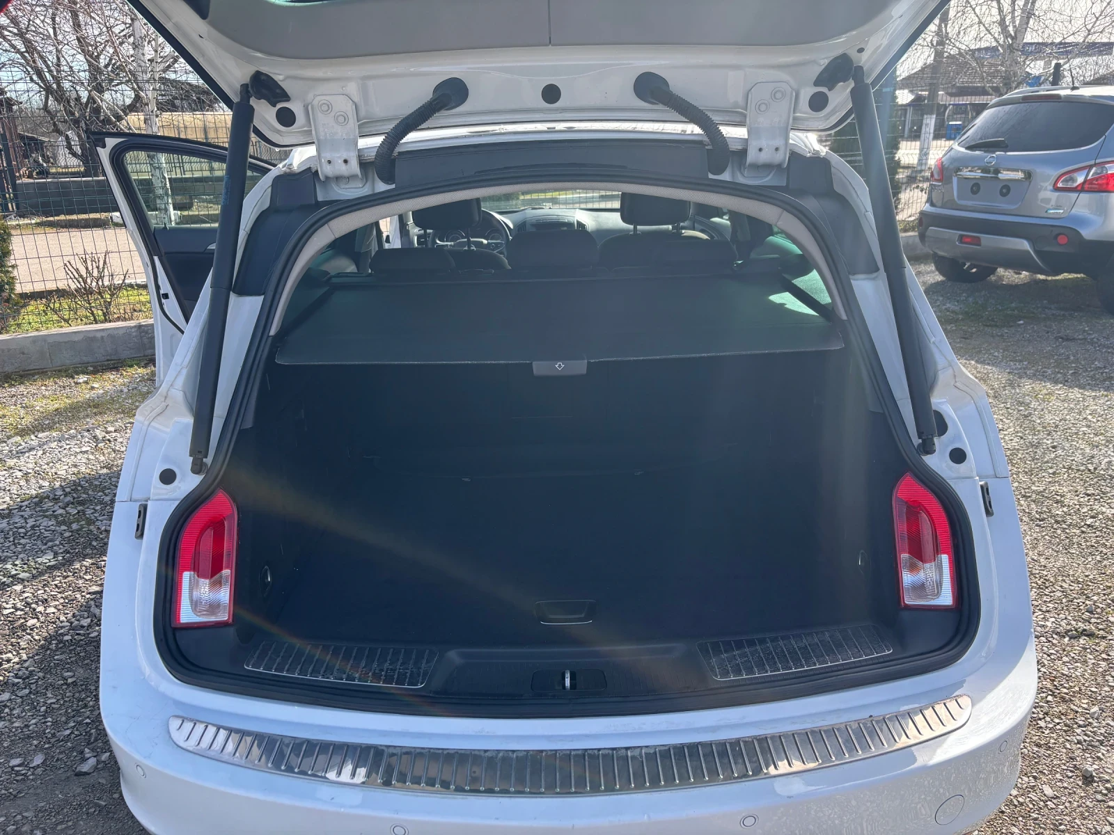 Opel Insignia 1.6CDTI AUOTMAT, снимка 11 - Автомобили и джипове - 53641048