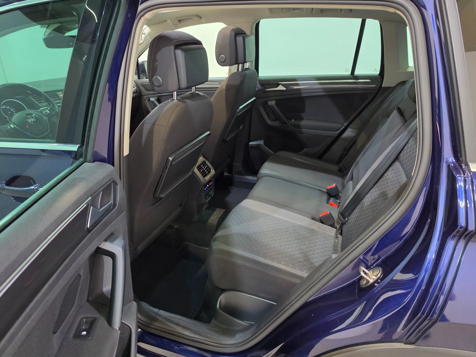 VW Tiguan 1.5 TSI Comfortline Auto / Pano / Дистро / Подгрев, снимка 10 - Автомобили и джипове - 55724990