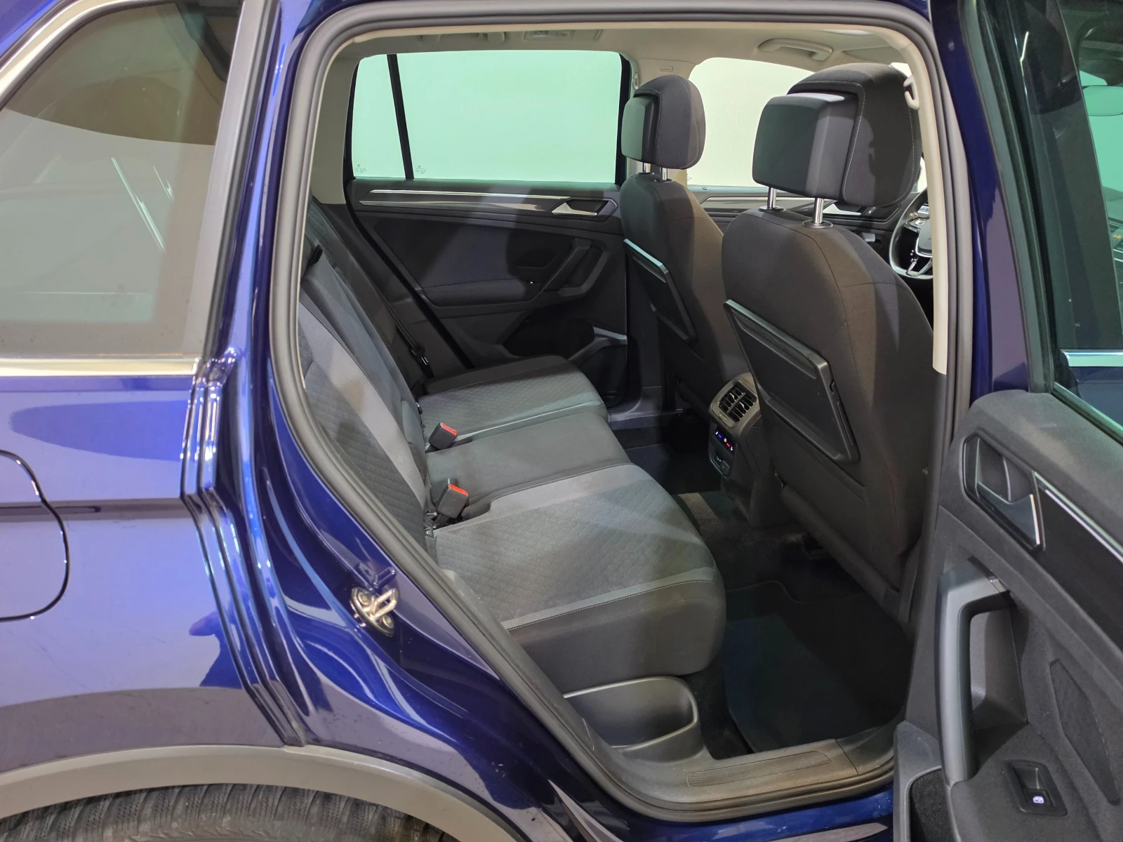 VW Tiguan 1.5 TSI Comfortline Auto / Pano / Дистро / Подгрев, снимка 13 - Автомобили и джипове - 55724990