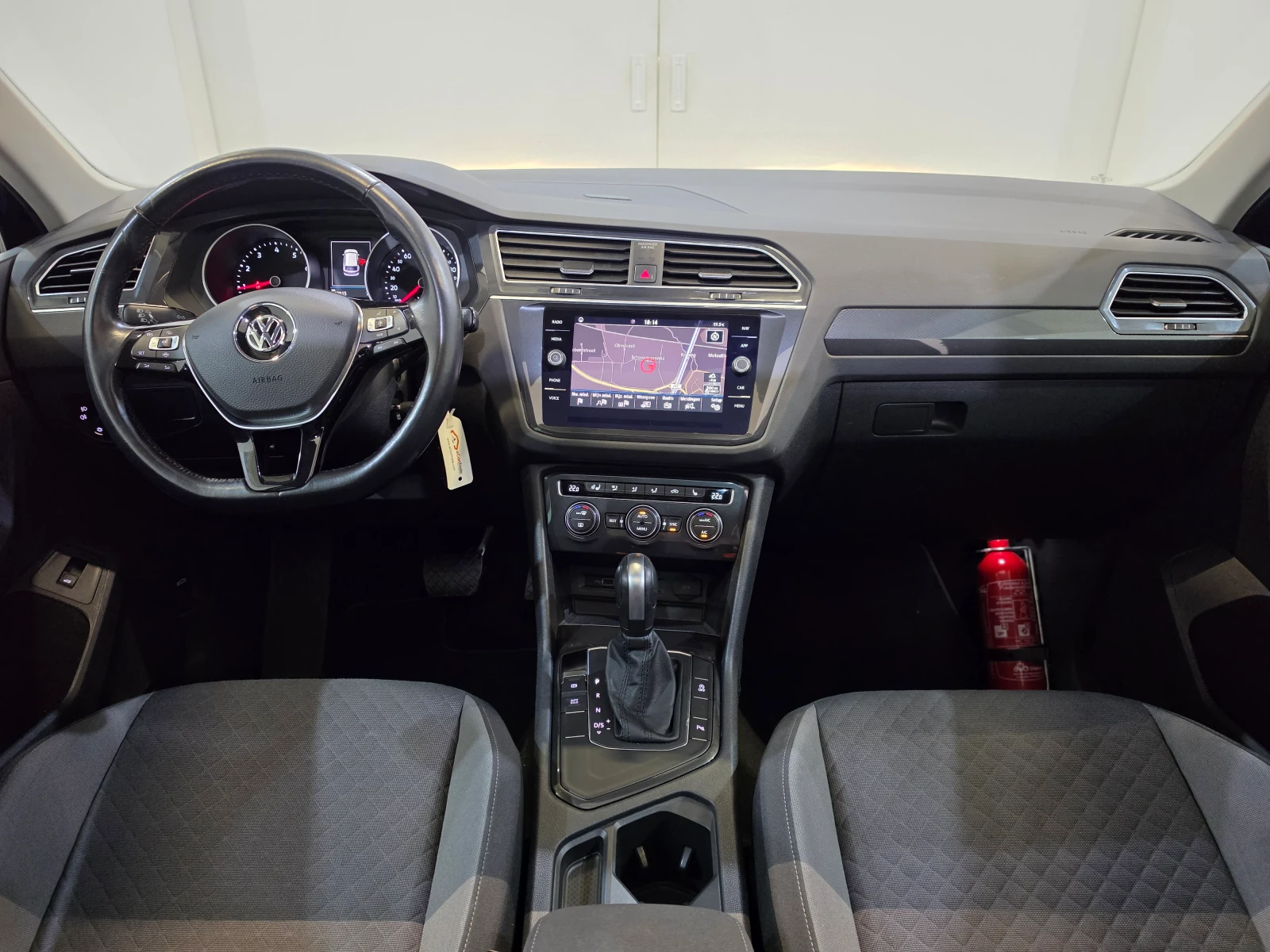VW Tiguan 1.5 TSI Comfortline Auto / Pano / Дистро / Подгрев, снимка 8 - Автомобили и джипове - 55724990