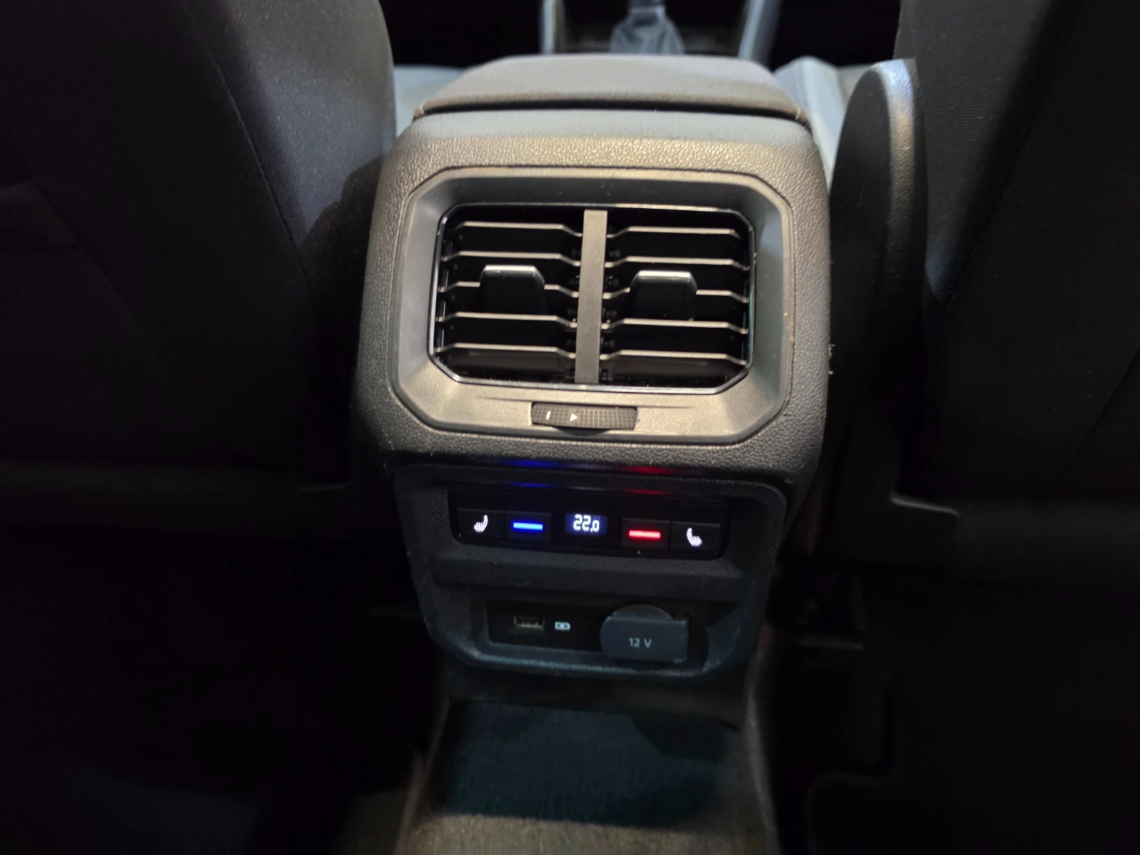 VW Tiguan 1.5 TSI Comfortline Auto / Pano / Дистро / Подгрев, снимка 14 - Автомобили и джипове - 55724990