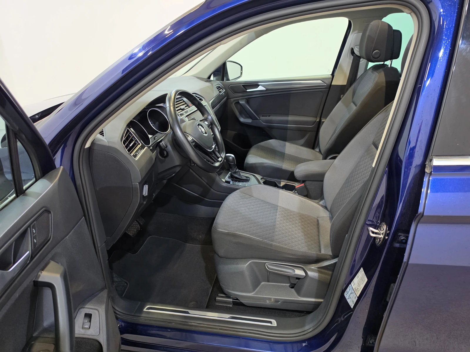 VW Tiguan 1.5 TSI Comfortline Auto / Pano / Дистро / Подгрев, снимка 9 - Автомобили и джипове - 55724990