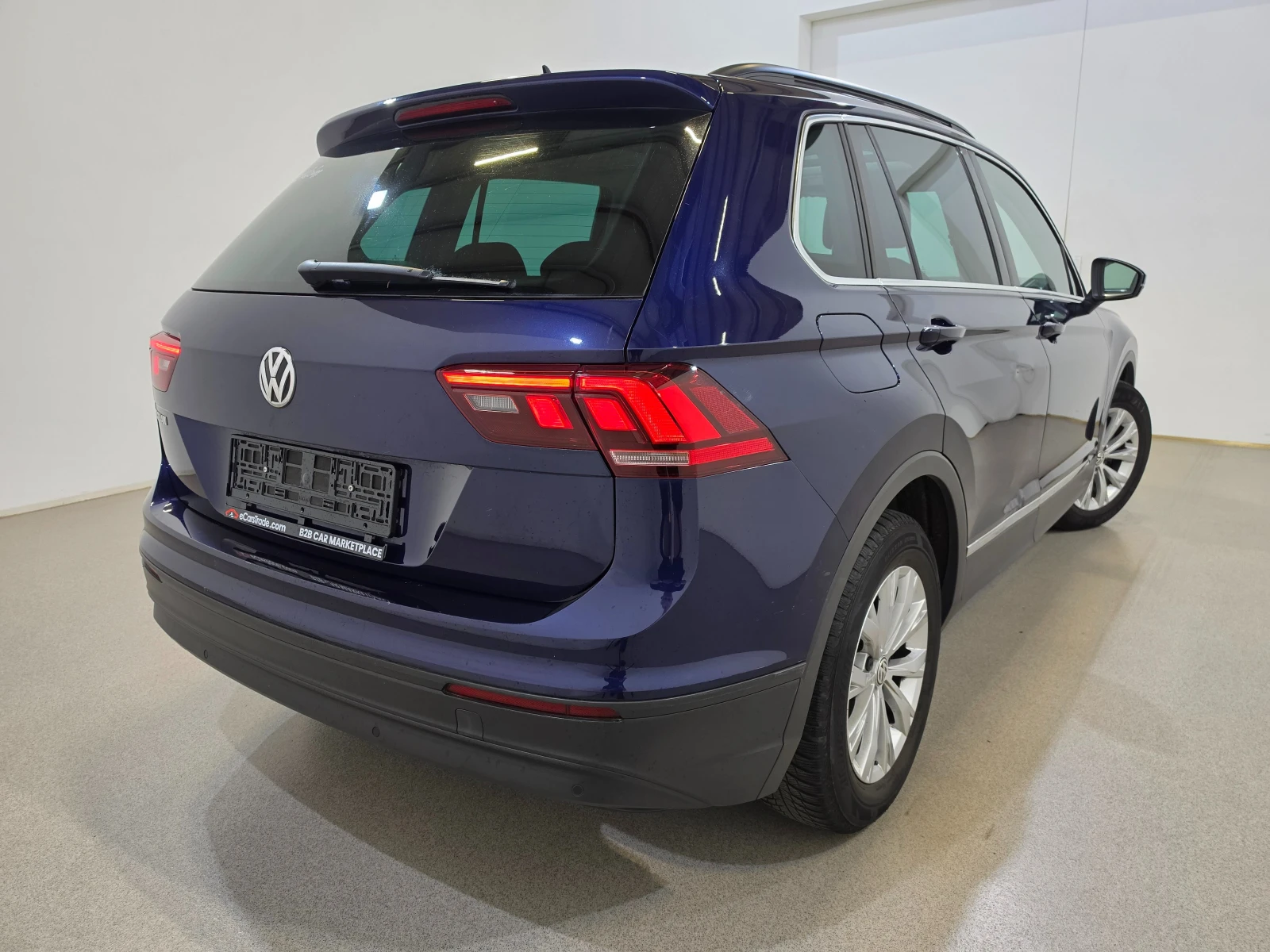 VW Tiguan 1.5 TSI Comfortline Auto / Pano / Дистро / Подгрев, снимка 5 - Автомобили и джипове - 55724990