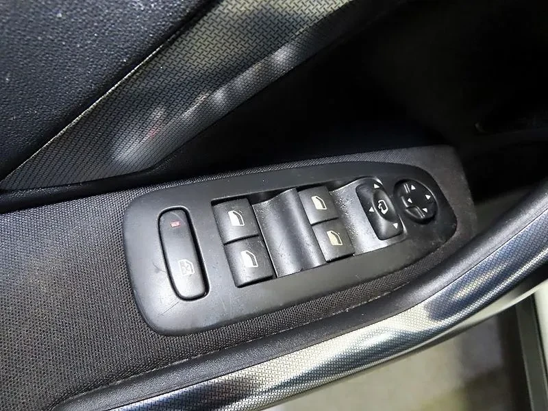 Peugeot 2008 1.6 BlueHDI - САМО 30% АВАНС, снимка 13 - Автомобили и джипове - 56016757