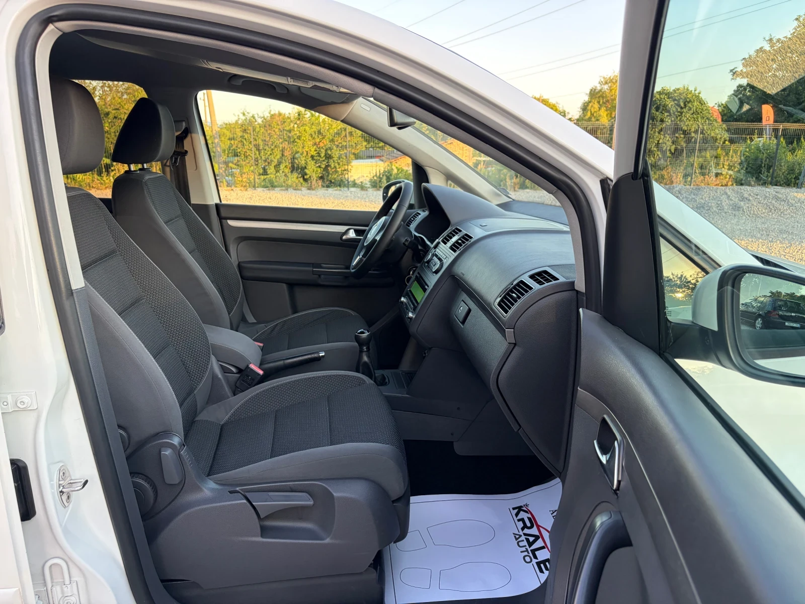 VW Touran 1.6TDI 7-МЕСТА, снимка 11 - Автомобили и джипове - 55071035