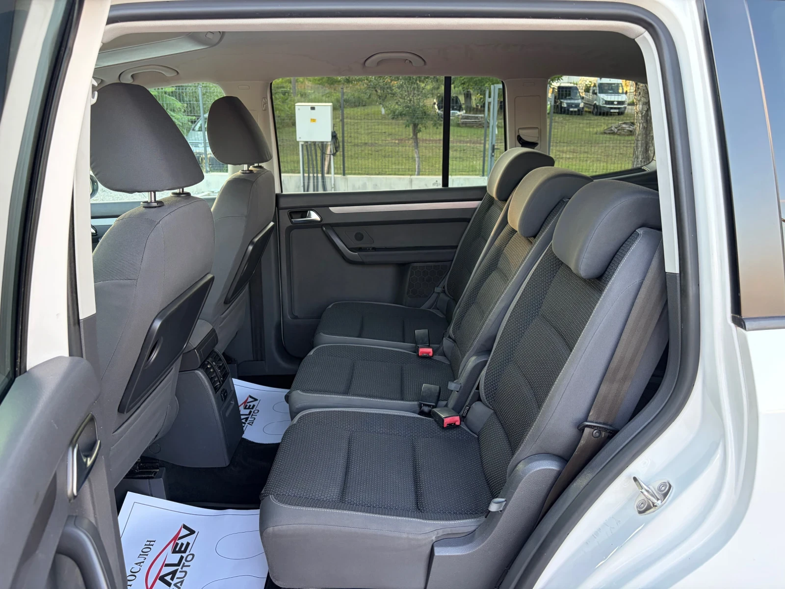 VW Touran 1.6TDI 7-МЕСТА, снимка 12 - Автомобили и джипове - 55071035