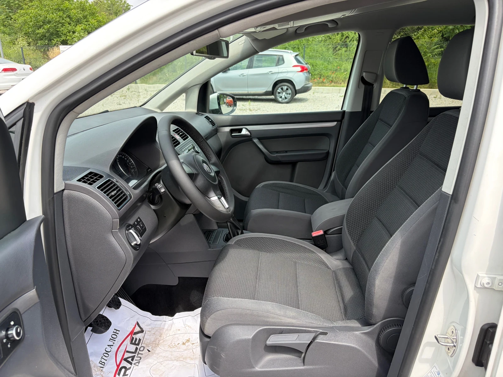 VW Touran 1.6TDI 7-МЕСТА, снимка 6 - Автомобили и джипове - 55071035