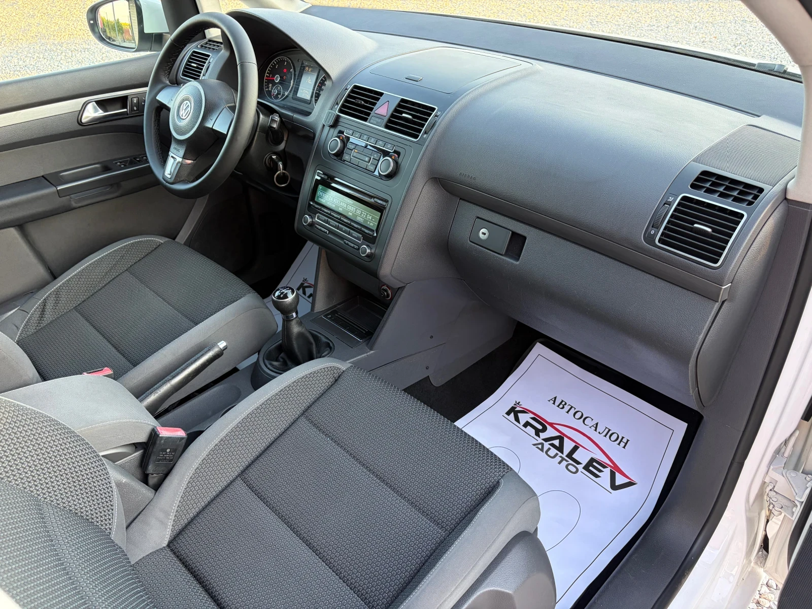 VW Touran 1.6TDI 7-МЕСТА, снимка 10 - Автомобили и джипове - 55071035