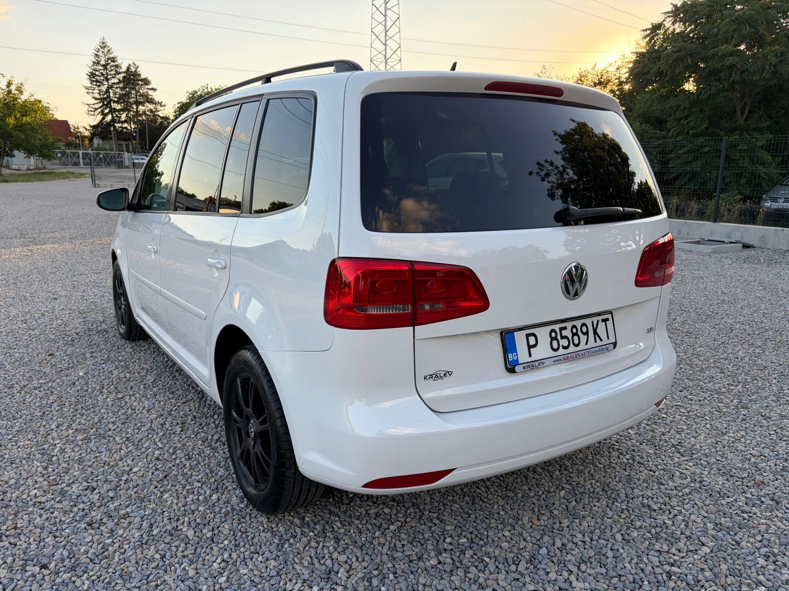 VW Touran 1.6TDI 7-МЕСТА, снимка 3 - Автомобили и джипове - 55071035