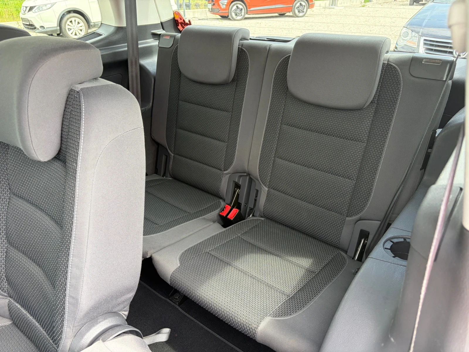 VW Touran 1.6TDI 7-МЕСТА, снимка 9 - Автомобили и джипове - 55071035