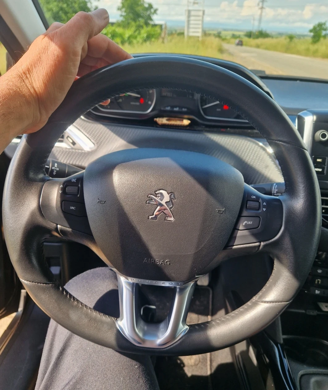 Peugeot 2008 1.5hdi, снимка 11 - Автомобили и джипове - 55080330