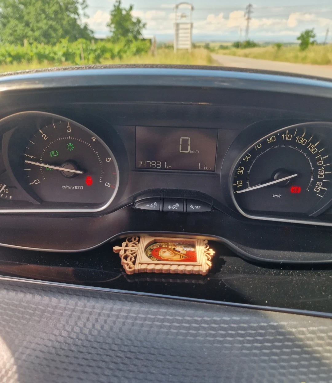 Peugeot 2008 1.5hdi, снимка 12 - Автомобили и джипове - 55080330