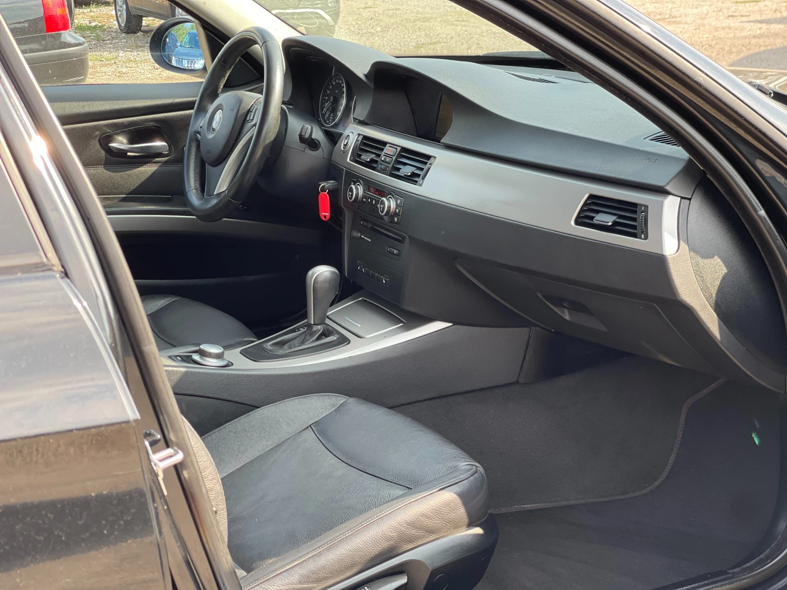 BMW 320 2.0D Edition, снимка 12 - Автомобили и джипове - 55830026