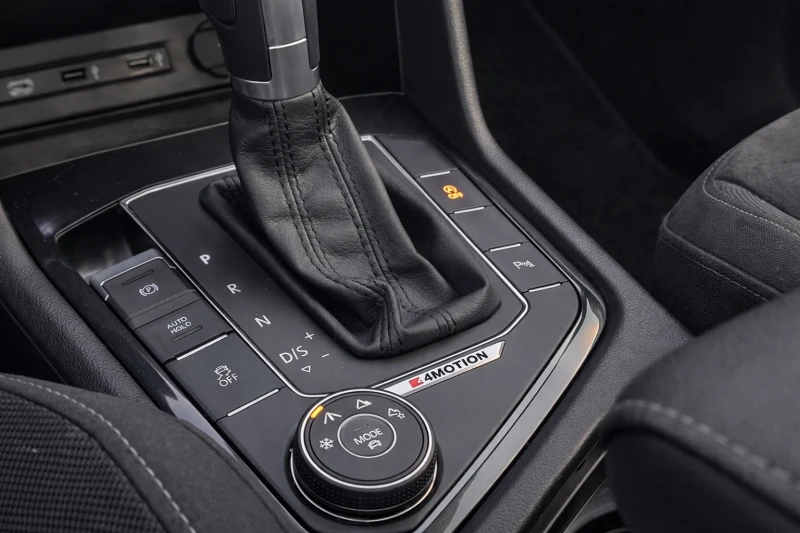 VW Tiguan BiTDI/4X4/DIGITAL/PANO/DISTRONIC, снимка 13 - Автомобили и джипове - 53049019