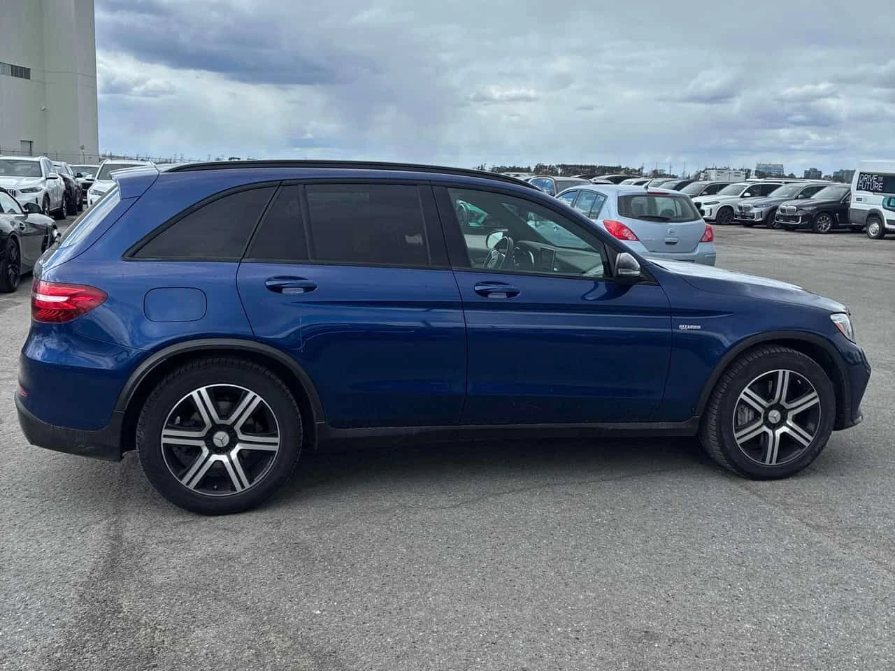 Mercedes-Benz GLC 43 AMG ПОДГРЕВИ * ПАНО * KEYLESS * CARFAX, снимка 3 - Автомобили и джипове - 54480225