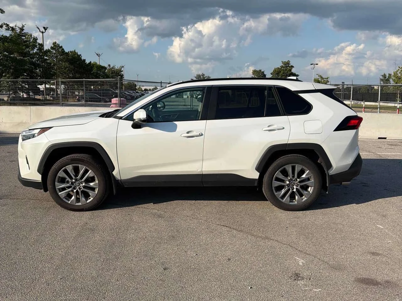 Toyota Rav4 XLE| KEYLESS| PANO| МЪРТВА ТОЧКА| , снимка 2 - Автомобили и джипове - 55572075