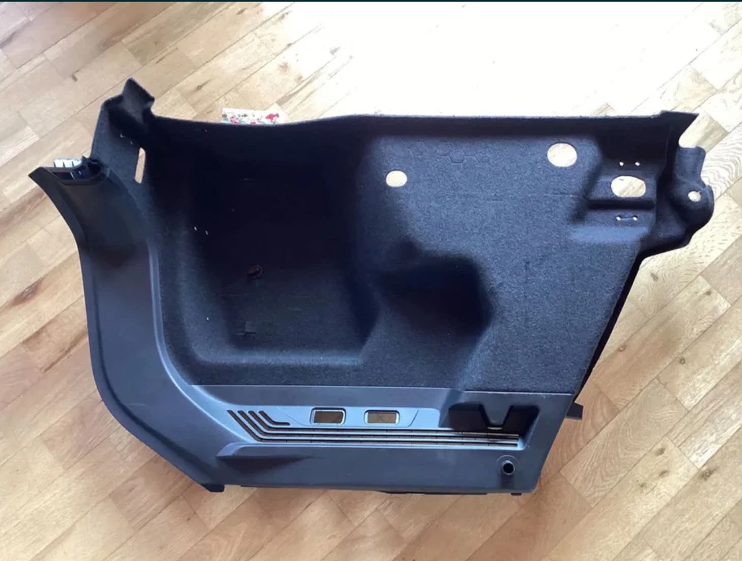 11A867428-дясна странична кора (тапицерия) на багажното отделение за VW ID4, снимка 2 - Части - 54580138