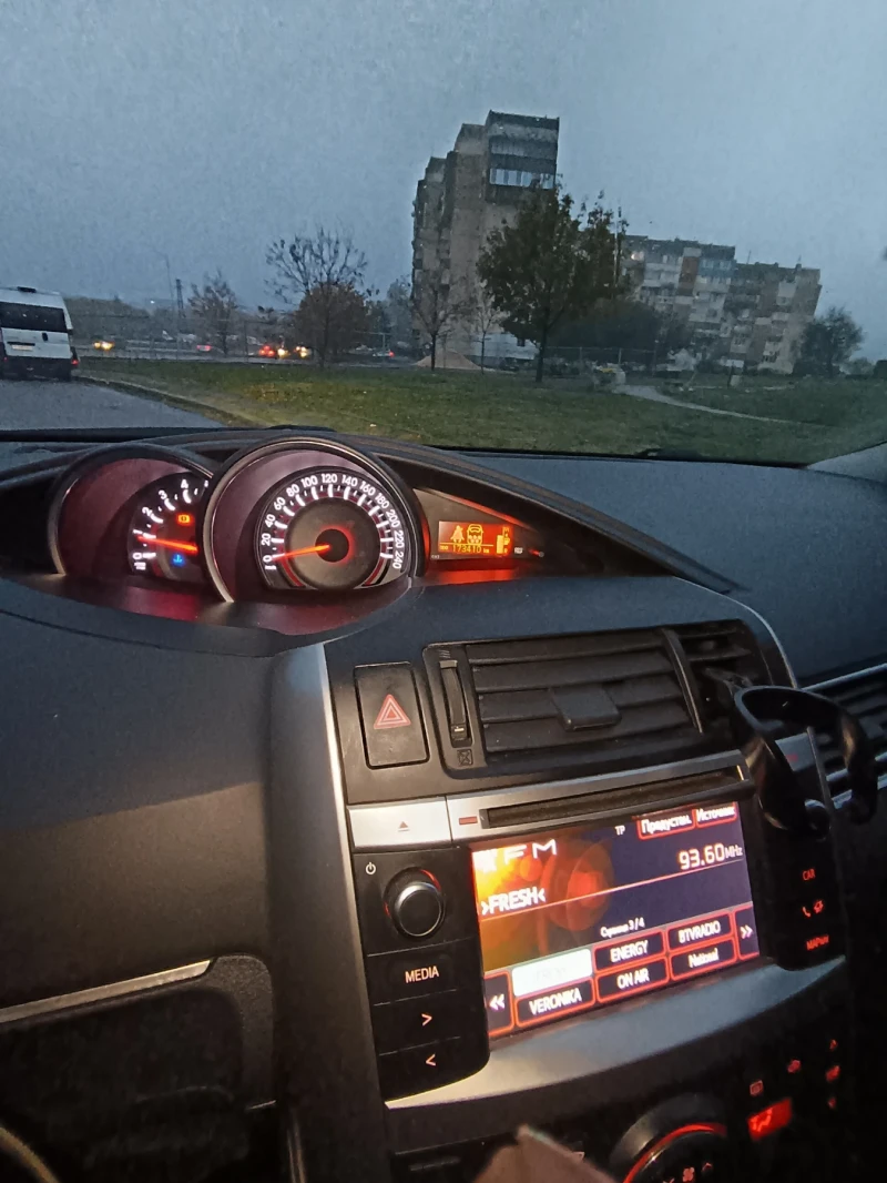 Toyota Verso 2000 D4D 126k.c 6+ 1, снимка 6 - Автомобили и джипове - 50393663