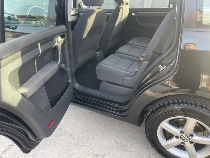 VW Touran Ван, снимка 16 - Автомобили и джипове - 52654491