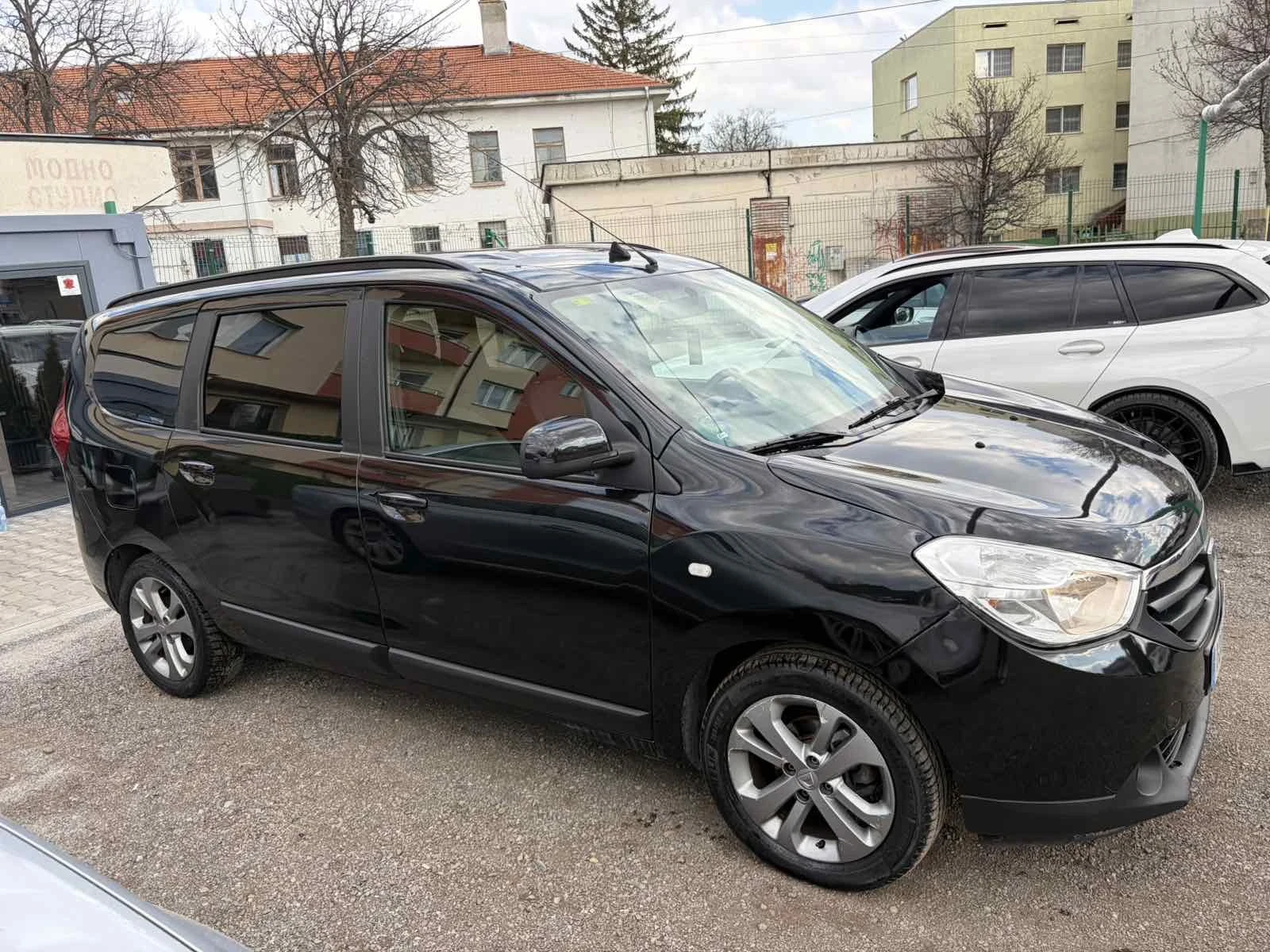 Dacia Lodgy 1.6 газ/бензин, снимка 4 - Автомобили и джипове - 53991543