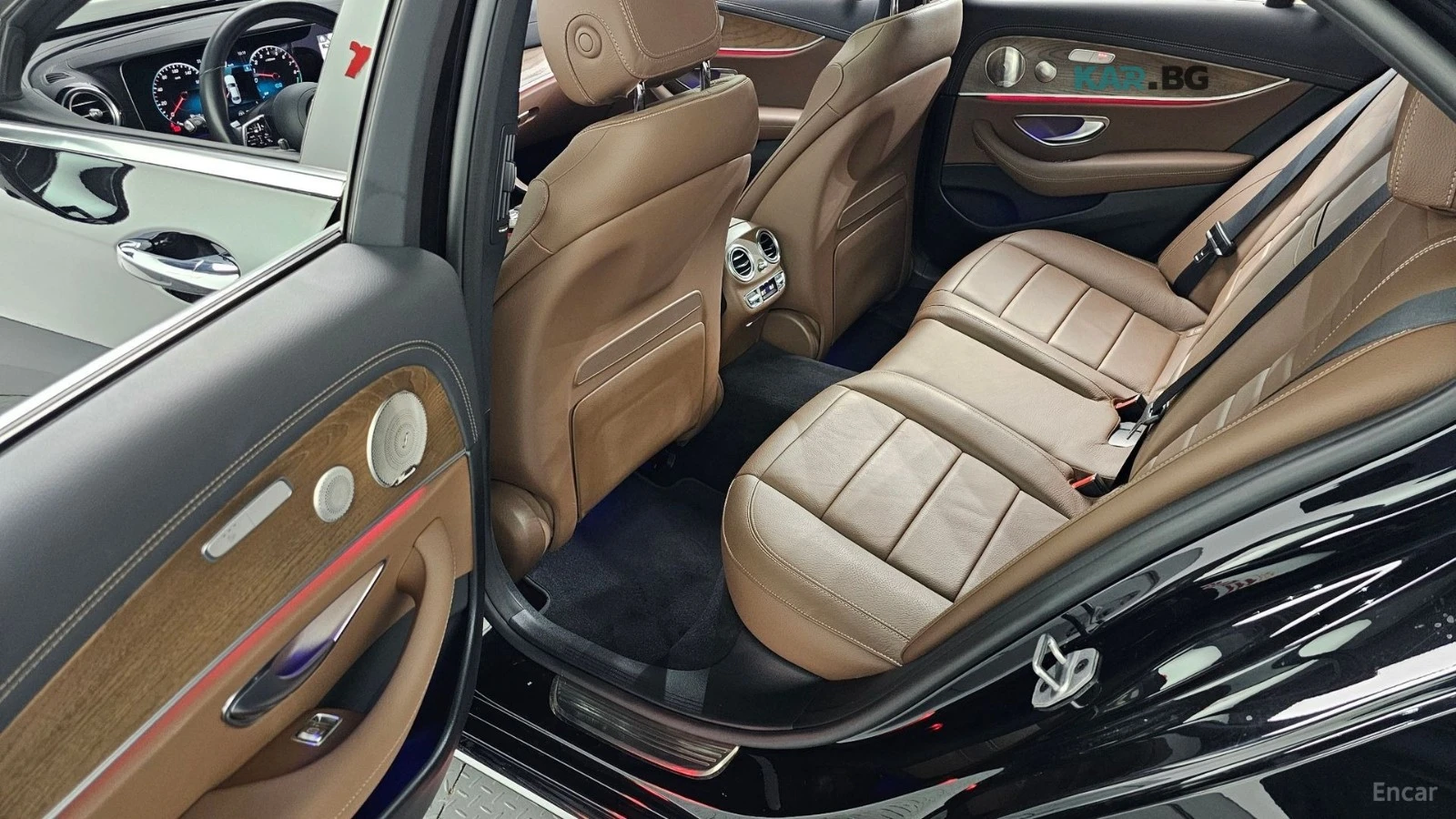 Mercedes-Benz E 300 4MATIC EXCLUSIVE* КОЖА* ПАНО* ОБДУХВ* 360, снимка 11 - Автомобили и джипове - 55119594