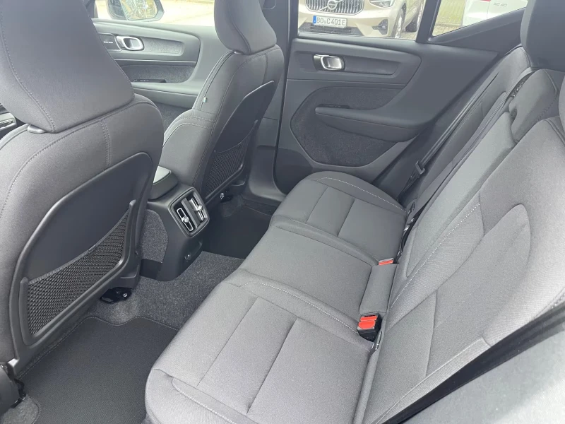 Volvo EX40 PLUS-DARK/408HP/AWD/TWIN/MEMO/360/LED/DIGI/661g, снимка 10 - Автомобили и джипове - 52727064