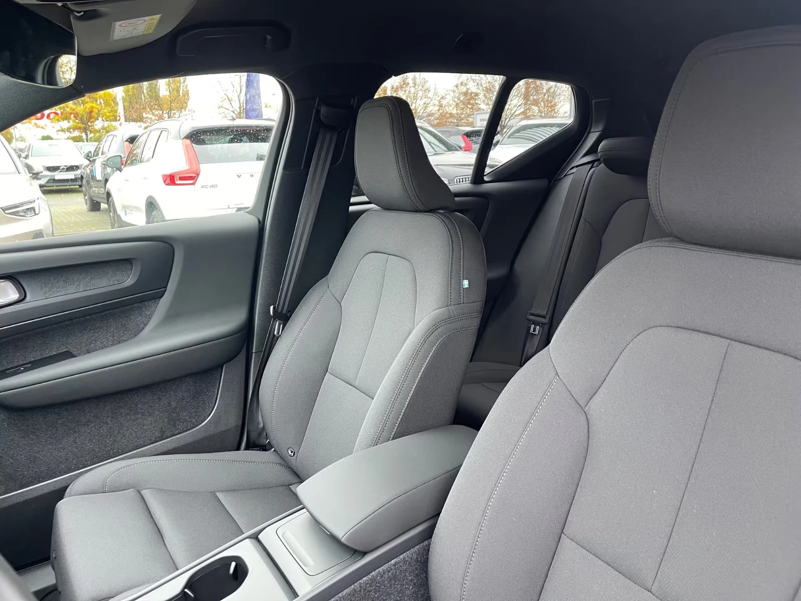 Volvo EX40 PLUS-DARK/408HP/AWD/TWIN/MEMO/360/LED/DIGI/661g - изображение 8