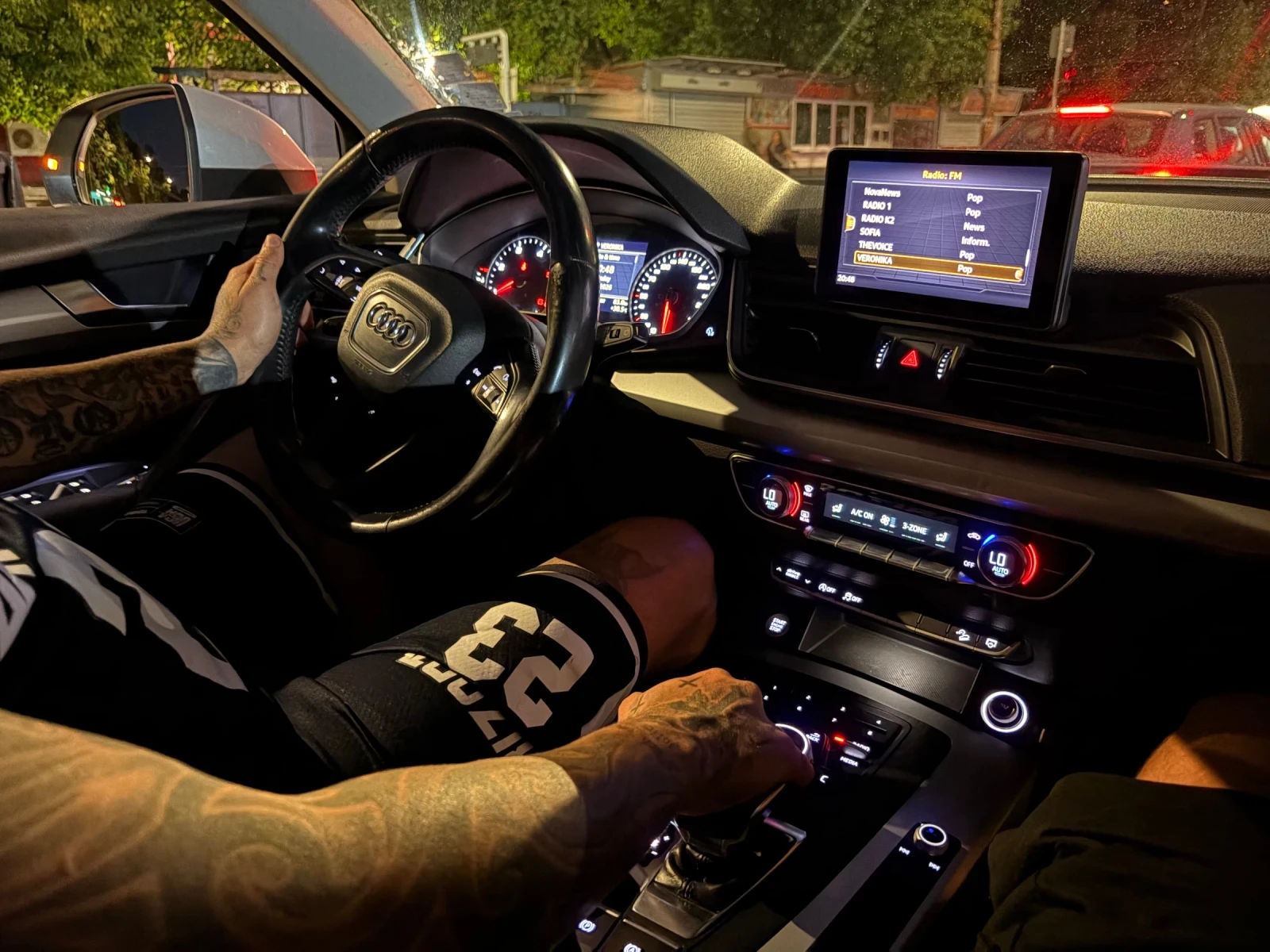 Audi Q5 2.0 TDI 4х4 на Възглавници Може и Бартер , снимка 9 - Автомобили и джипове - 56087605