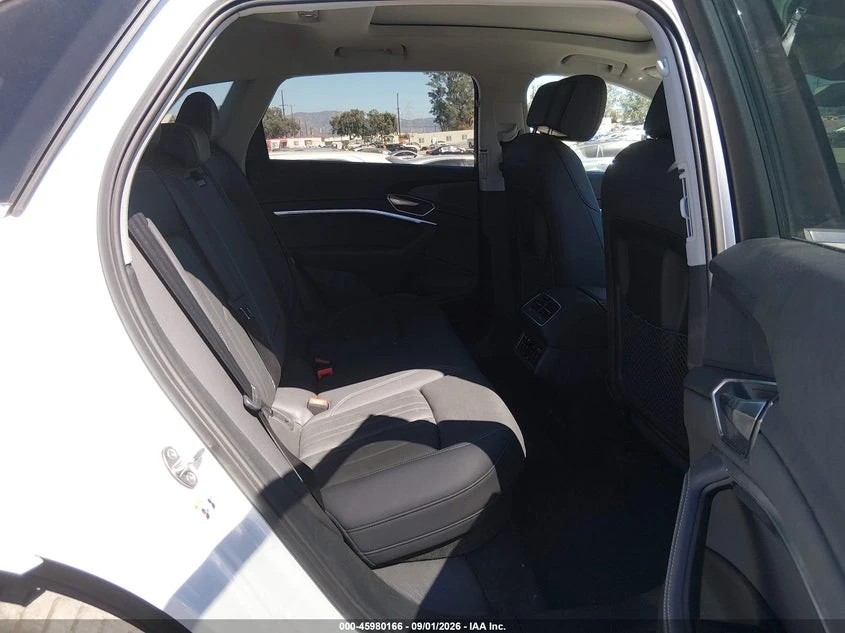Audi Q8 E-Tron Premium Plus Quattro, снимка 8 - Автомобили и джипове - 56406015