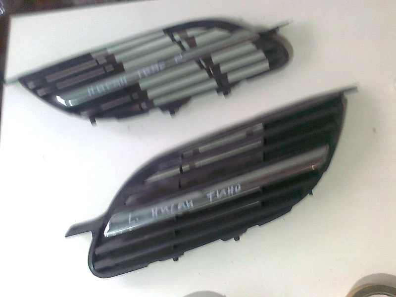 решетка между фарове лява за Нисан Алмера Тино 2,2di