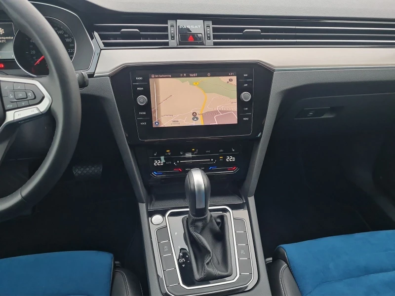 VW Passat VARIANT/2.0TDI/200HP/R-LINE/4M/KLESS/HUD/ACC/647b, снимка 16 - Автомобили и джипове - 48401739