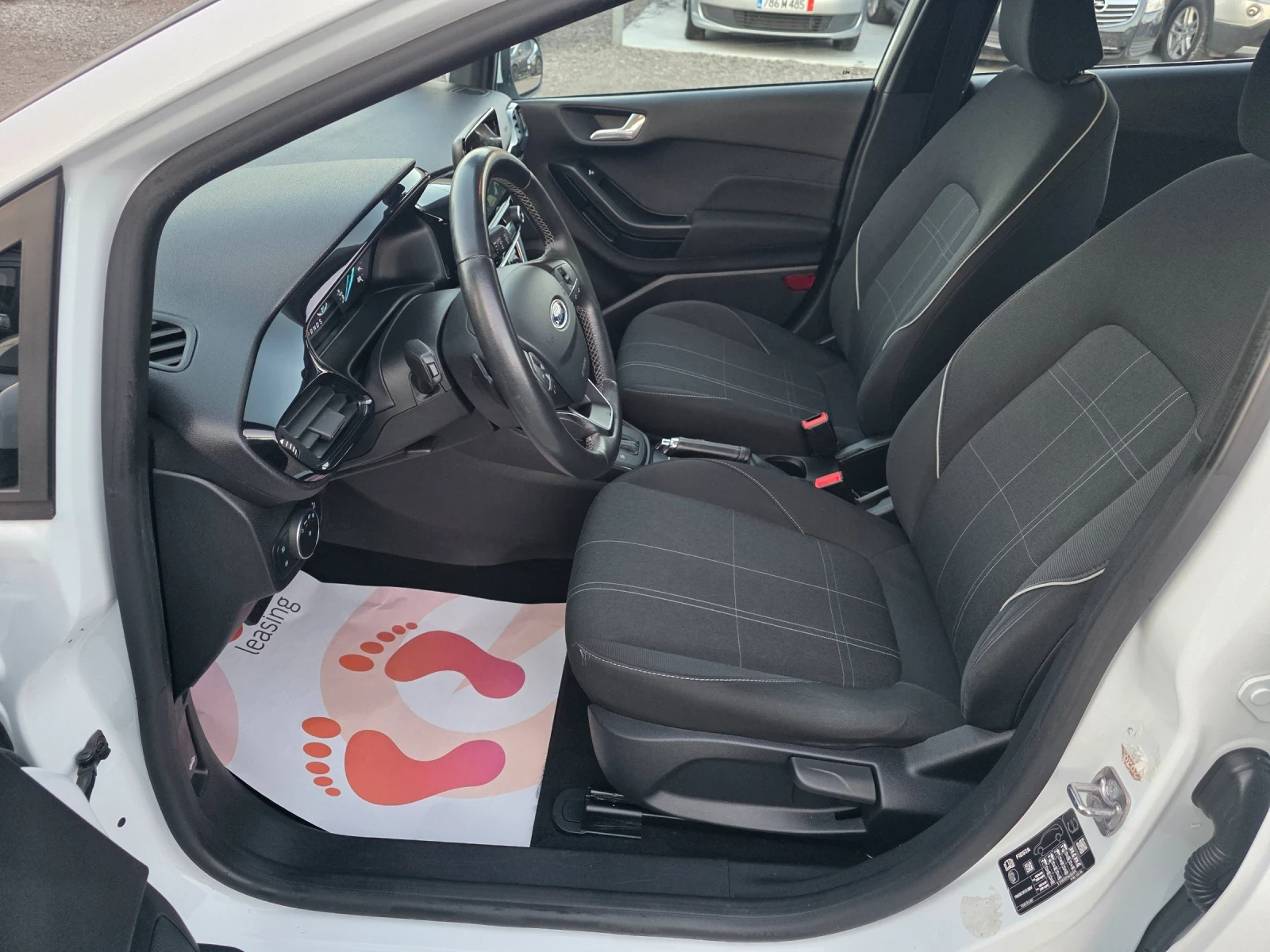 Ford Fiesta 1.0i Автоматик Навигация Камера, снимка 11 - Автомобили и джипове - 55454497