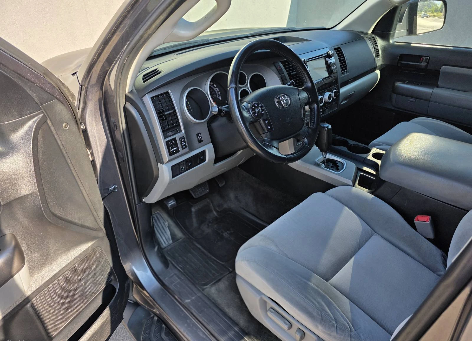 Toyota Sequoia SR5 4.6L V8 AWD, снимка 10 - Автомобили и джипове - 55320157
