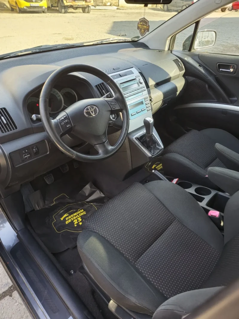 Toyota Verso 2.2 D-4-D, снимка 7 - Автомобили и джипове - 48979269