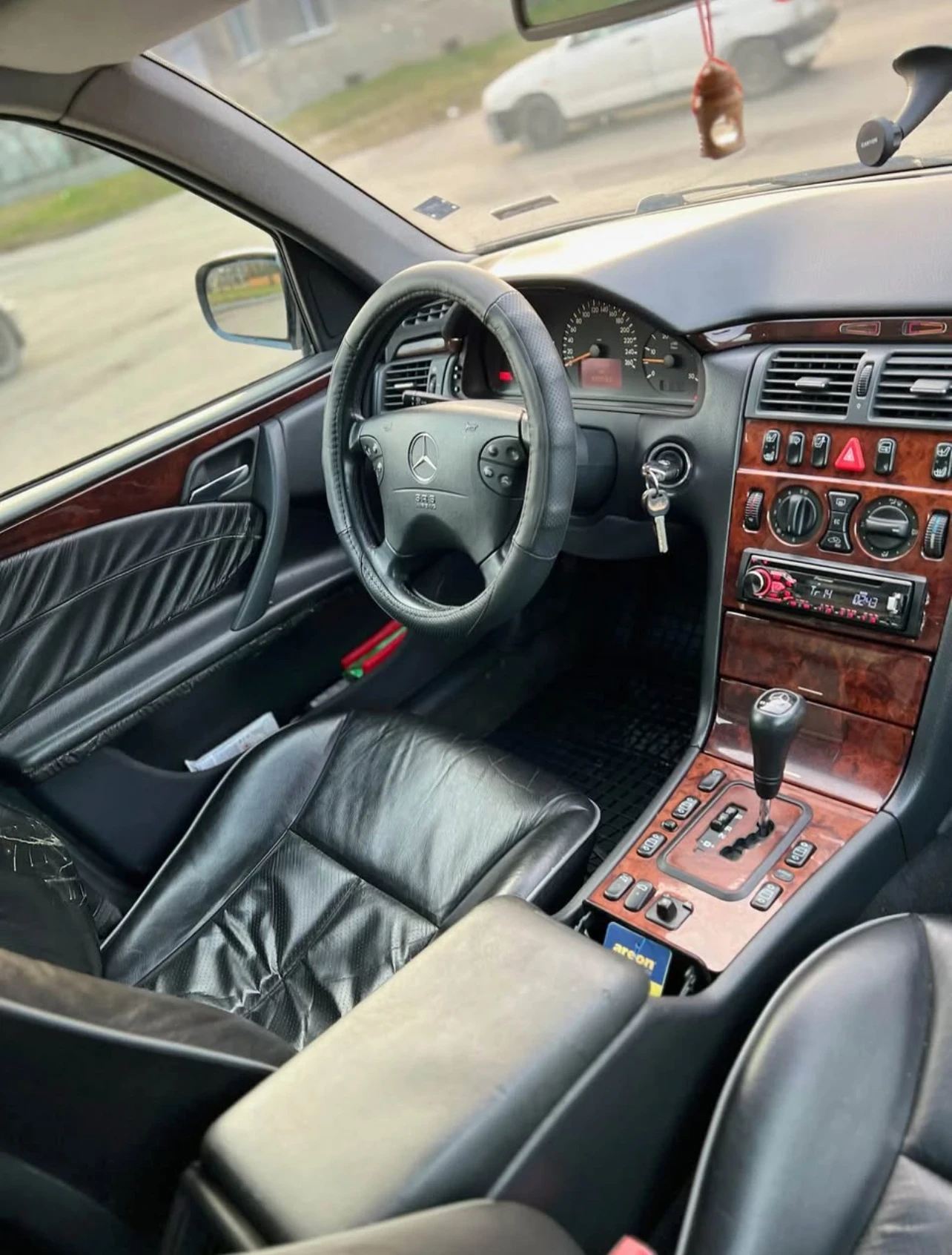 Mercedes-Benz E 270 2700 - изображение 5