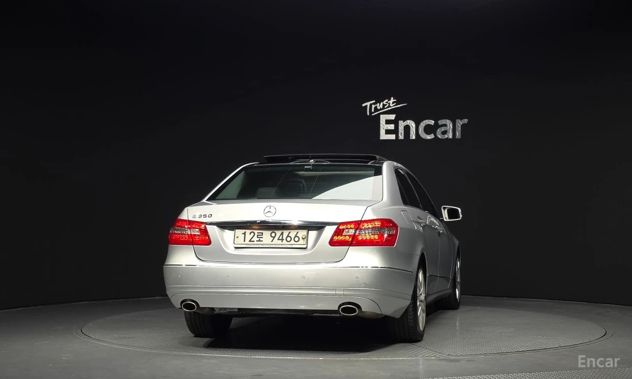 Mercedes-Benz E 350 ПАНО* ОБДУХ* ПОДГРЕВ* КОЖА* НАВИ* КАМЕРА* 2 КЛЮЧА, снимка 4 - Автомобили и джипове - 54387497