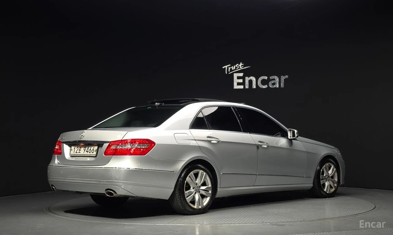 Mercedes-Benz E 350 ПАНО* ОБДУХ* ПОДГРЕВ* КОЖА* НАВИ* КАМЕРА* 2 КЛЮЧА, снимка 2 - Автомобили и джипове - 54387497
