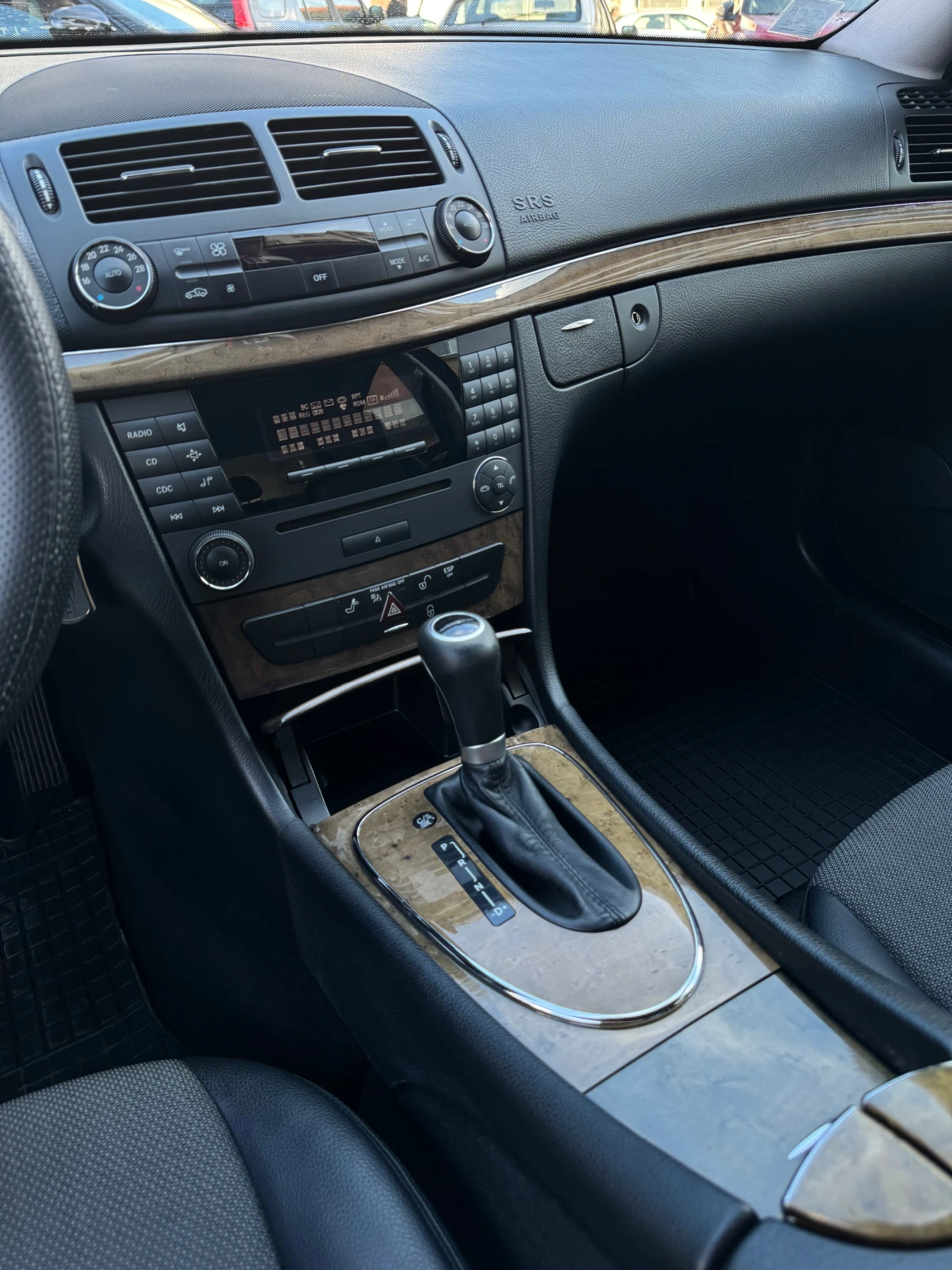 Mercedes-Benz E 220, снимка 11 - Автомобили и джипове - 54584383