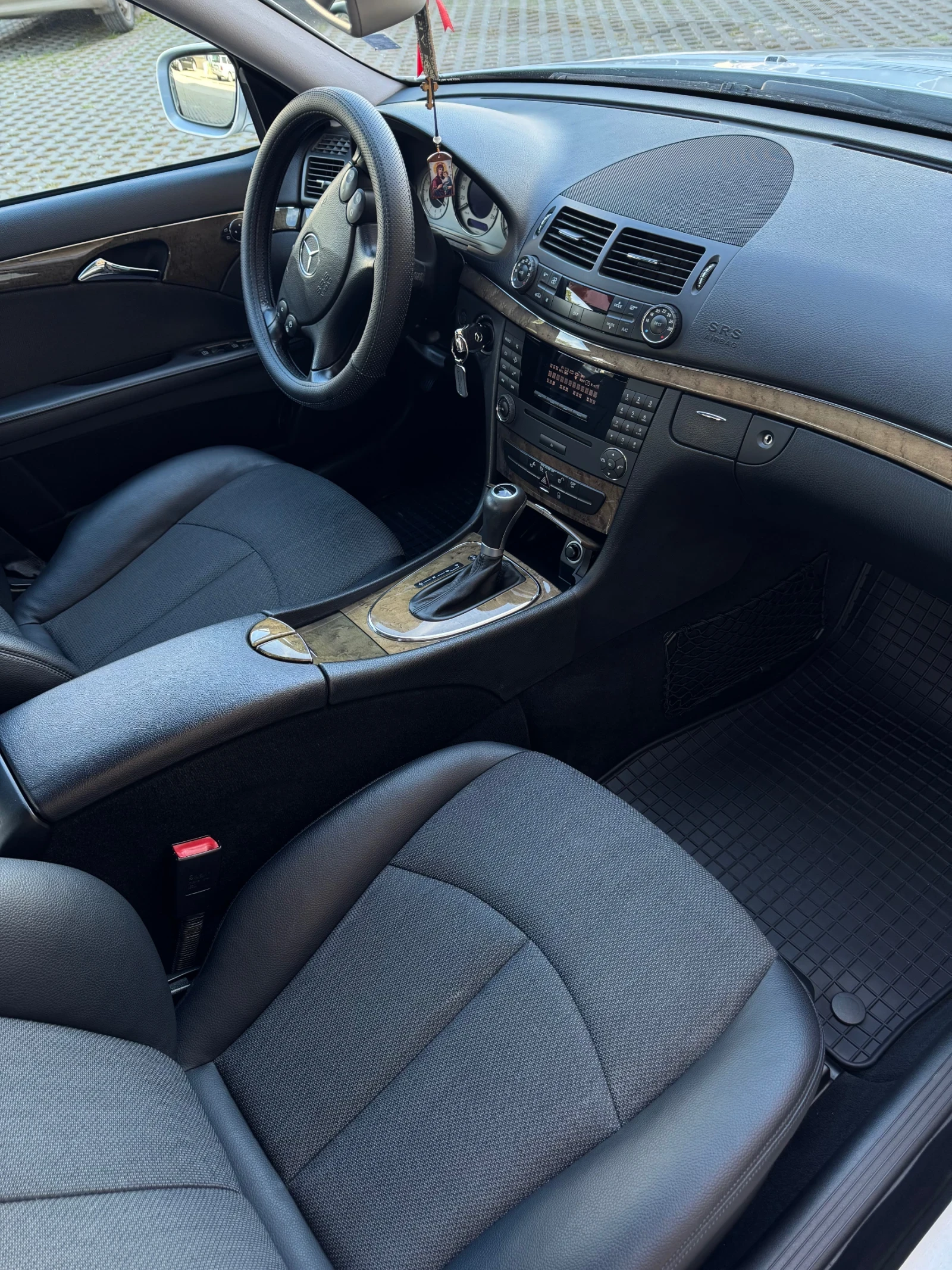 Mercedes-Benz E 220, снимка 8 - Автомобили и джипове - 54584383