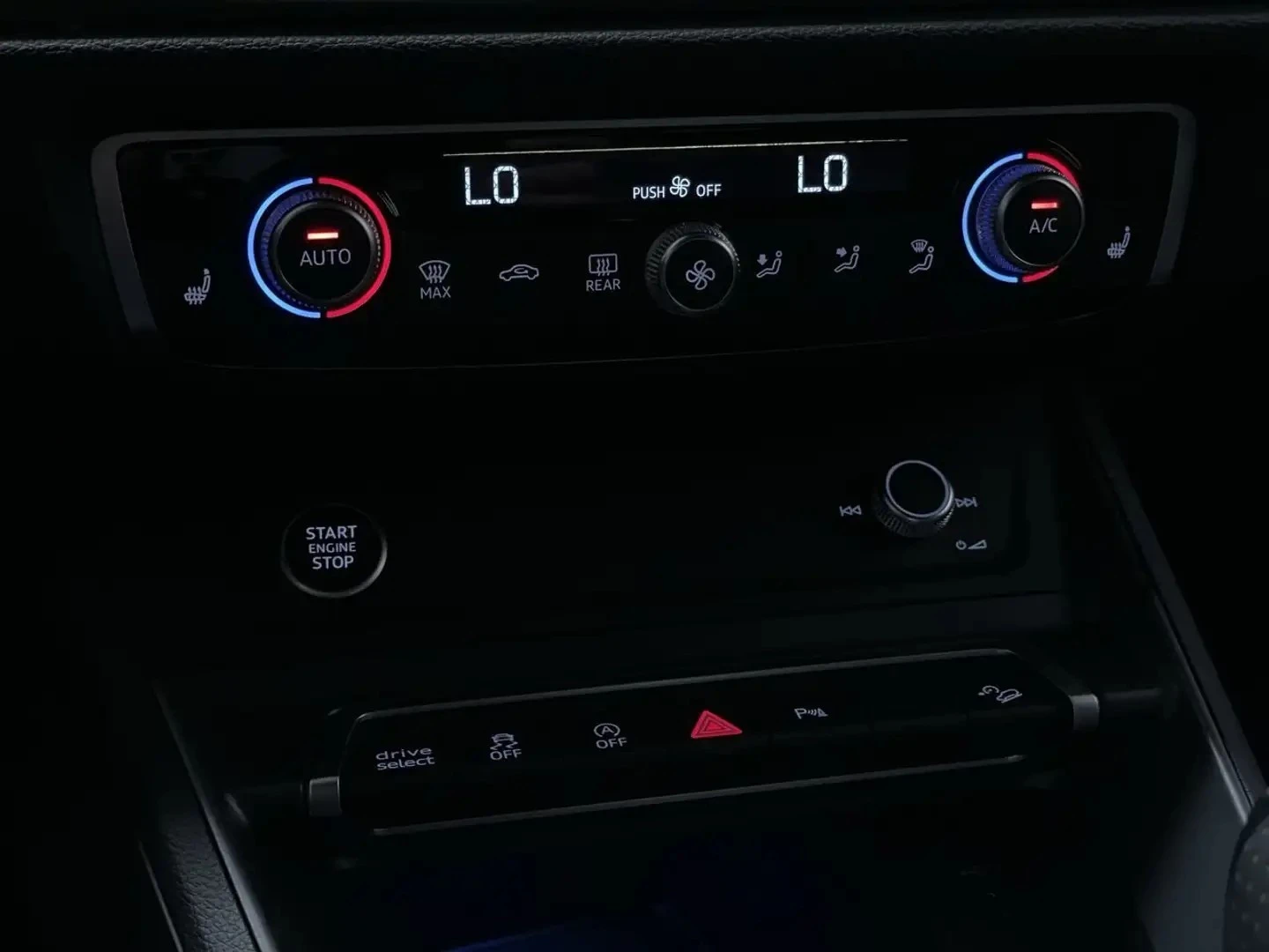 Audi Q3 PROGRESSIV ЦЕНА ДО БЪЛГАРИЯ АВТОКРЕДИТ, снимка 13 - Автомобили и джипове - 55878760