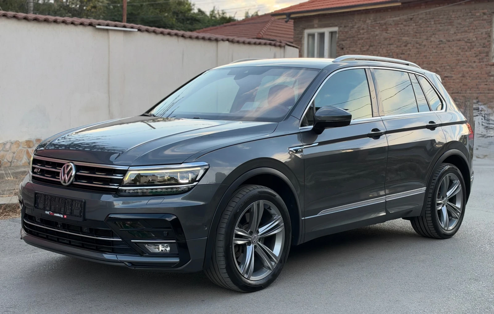 VW Tiguan 2.0 R-LINE 4 MOTION Внос Швейцария, снимка 2 - Автомобили и джипове - 56200884