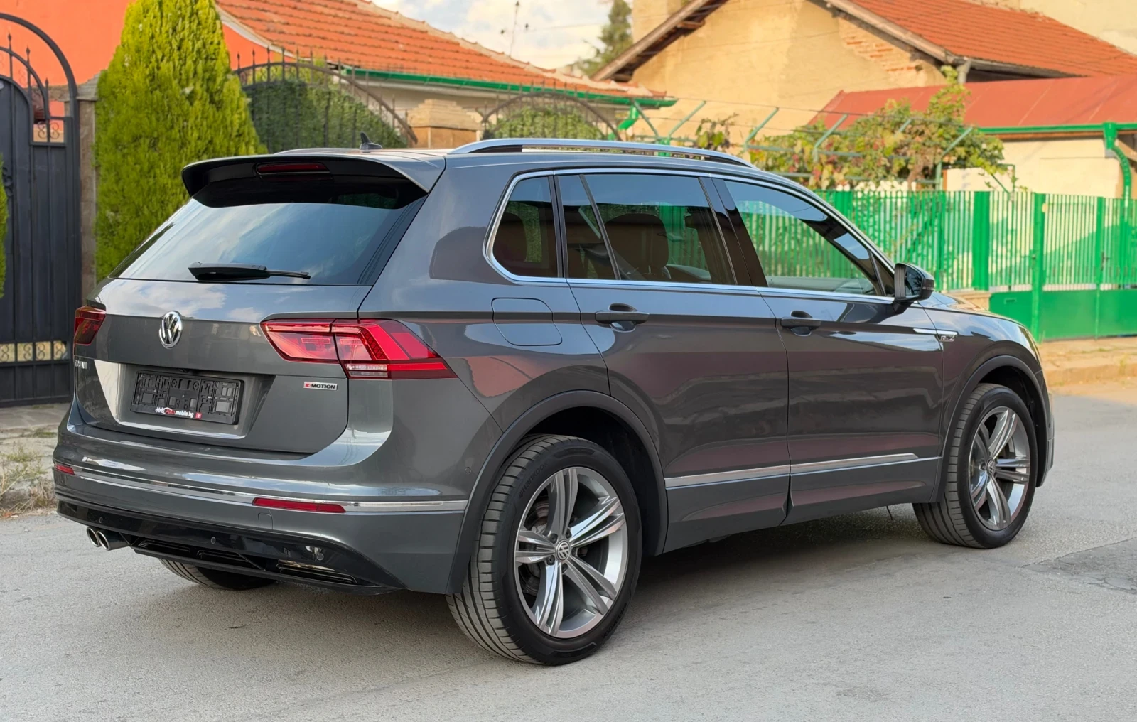 VW Tiguan 2.0 R-LINE 4 MOTION Внос Швейцария, снимка 6 - Автомобили и джипове - 56200884