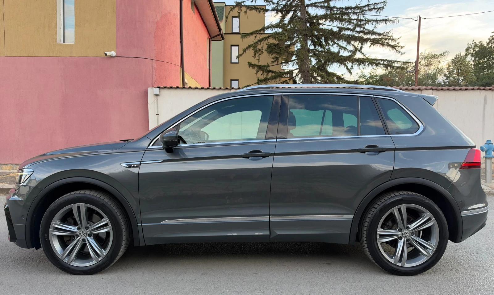 VW Tiguan 2.0 R-LINE 4 MOTION Внос Швейцария, снимка 3 - Автомобили и джипове - 56200884